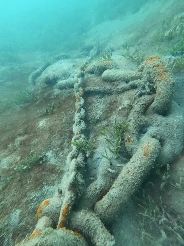 Mooring installation, inspection and service in Sint Maarten: heavy mooring chain lying on the seabed